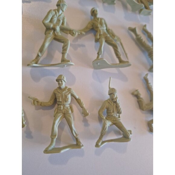 12 Vietnam Korea Plastic Army Style Vintage Toy Soldiers Lot Greenish Yellow - Picture 6 of 11